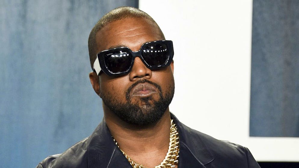 Il patron di Tesla, Elon Musk, ha annunciato via Twitter la sospensione dell'account del rapper Kanye West «per incitamento alla violenza».