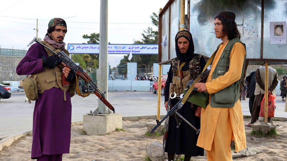 Kämpfer der Taliban stehen nach dem Abzug der USA vor dem internationalen Flughafen in Kabul.