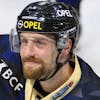 Gotterons Marc Abplanalp reagiert nach seinem letzten Spiel, waehrend dem fuenften Eishockey Playoff Viertelfinalspiel der National League zwischen de HC Fribourg Gotteron und Geneve Servette HC, am Mittwoch, 21. April 2021, in der BCF Arena in Fribourg. (KEYSTONE/Anthony Anex)