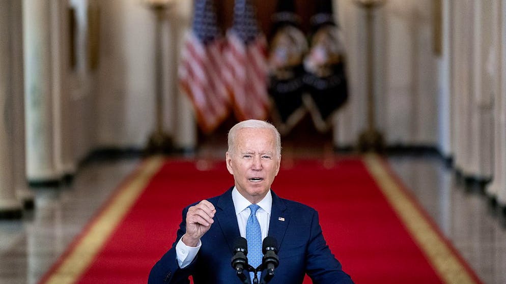 Il presidente Joe Biden, sommerso dalle critiche per la caotica fuga dall'Afghanistan, difende con orgoglio le sue decisioni.