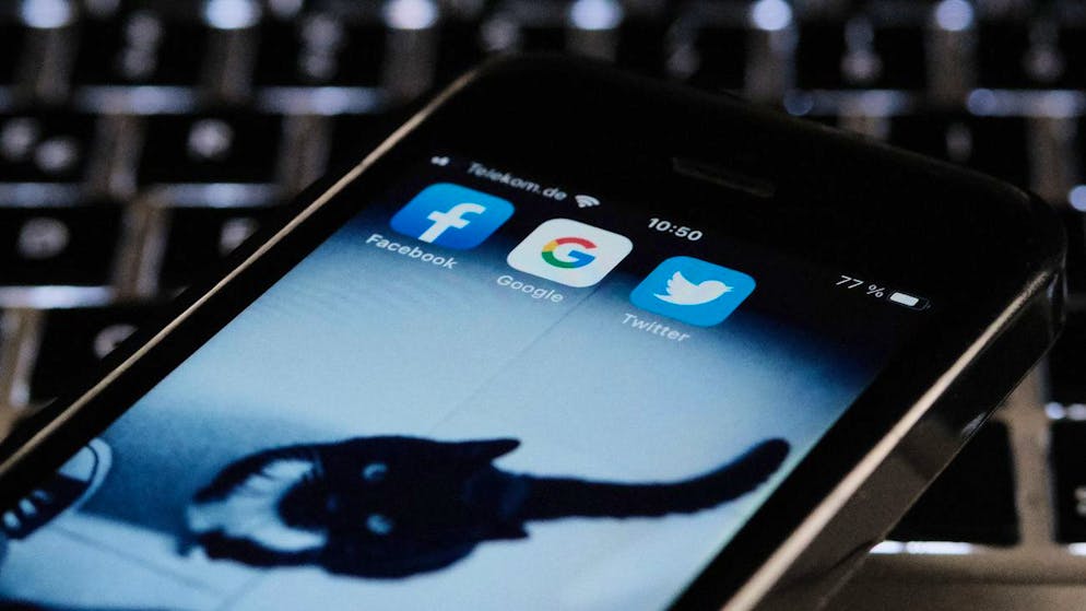 ARCHIV - 06.07.2021, Berlin: Die Icons der Internetfirmen Facebook (l-r), Google und Twitter sowie Cat-Content sind auf dem Bildschirm eines iPhones zu sehen. Apple hat im vergangenen Quartal so viel Geld wie früher nur im Weihnachtsgeschäft gemacht. Der Umsatz sprang im Jahresvergleich um 36 Prozent auf 81,4 Milliarden Dollar hoch. Unterm Strich blieb ein Gewinn von gut 21,7 Milliarden Dollar (18,4 Milliarden Euro) übrig - 93 Prozent mehr als ein Jahr zuvor. Foto: Stefan Jaitner/dpa +++ dpa-Bildfunk +++ (KEYSTONE/DPA/Stefan Jaitner)