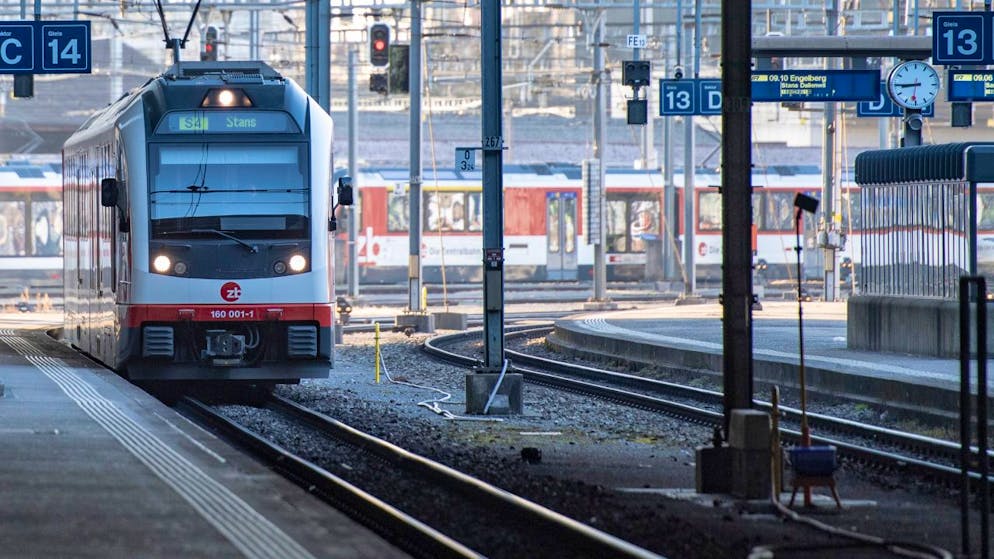 Pendlerinnen und Pendler erhalten zu Stosszeiten eine zusätzliche Zugverbindung zwischen Luzern und Stans. (Symbolbild)