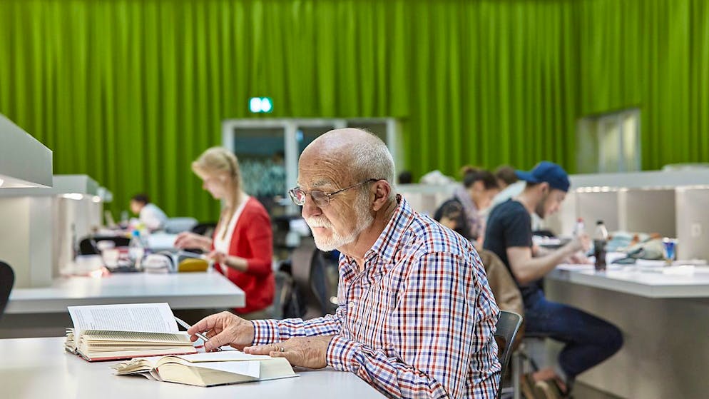 Ein Pensionierter lernt in der Bibliothek der Universität Luzern: Der Hunger nach Bildung ist auch im Alter noch gross. (Symbolbild)