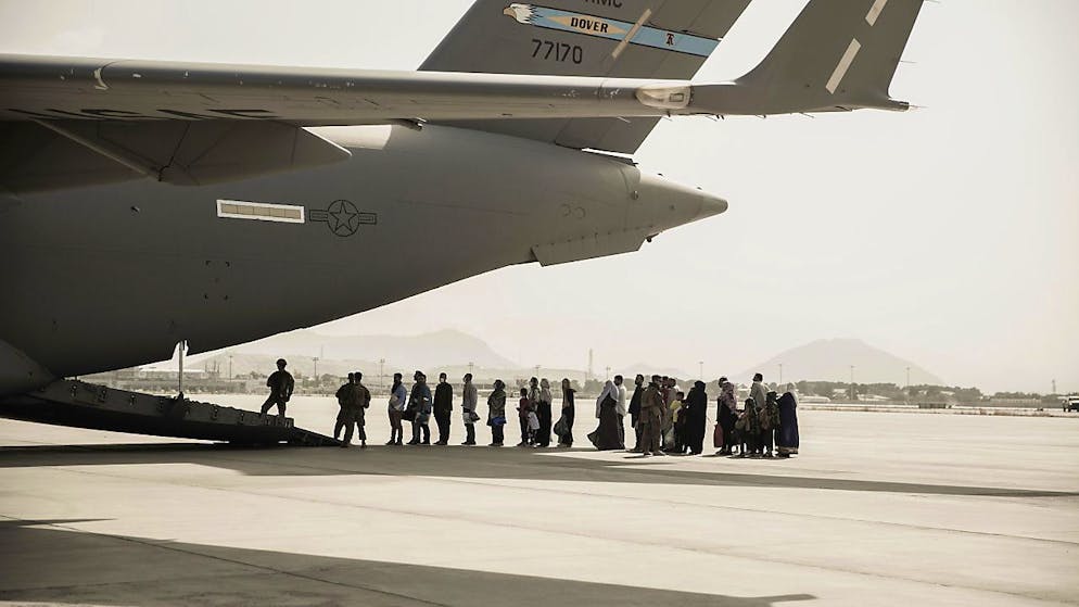 Il Qatar ha invitato con urgenza i Talebani di aprire un corridoio umanitario, garantendo un "passaggio sicuro" a chi voglia lasciare l'Afghanistan.