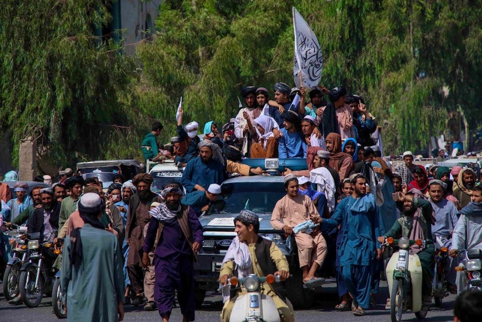 Des combattants talibans se rassemblent pour célébrer le retrait des forces américaines à Kandahar, en Afghanistan, le 31 août 2021.