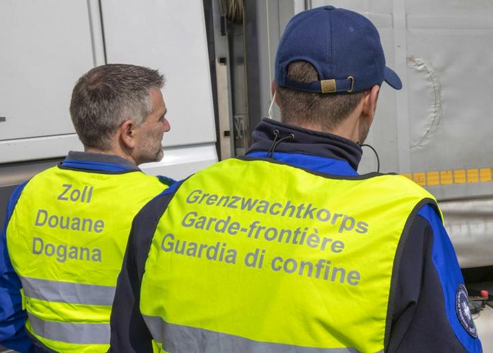 Les agents des douanes ont pu arrêter le conducteur de 45 ans. Le procureur général a ordonné un test sanguin et urinaire. (image d'illustration)