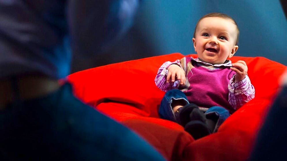 Les éclats de rire des plus jeunes bébés sont produits à 50% en inspirant et 50% en expirant. Une alternance de «huh» et de «ha» proche des primates non-humains.