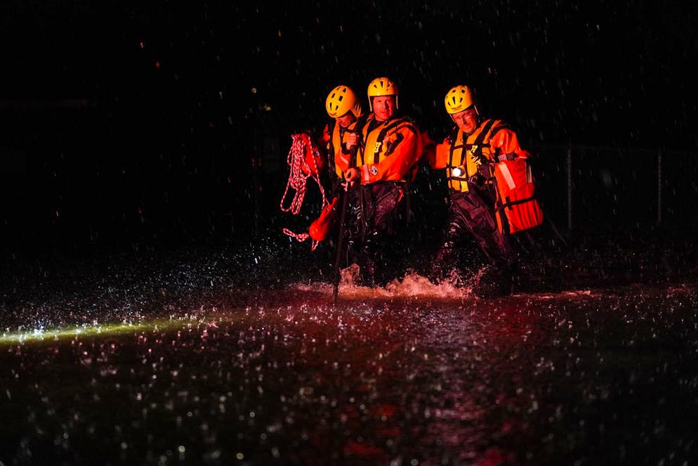 Des membres de la Weldon Fire Company traversent les eaux de crue à Dresher, en Pennsylvanie. après les averses et les vents violents des restes de l'ouragan Ida, ont frappé la région le mercredi 1er septembre 2021.