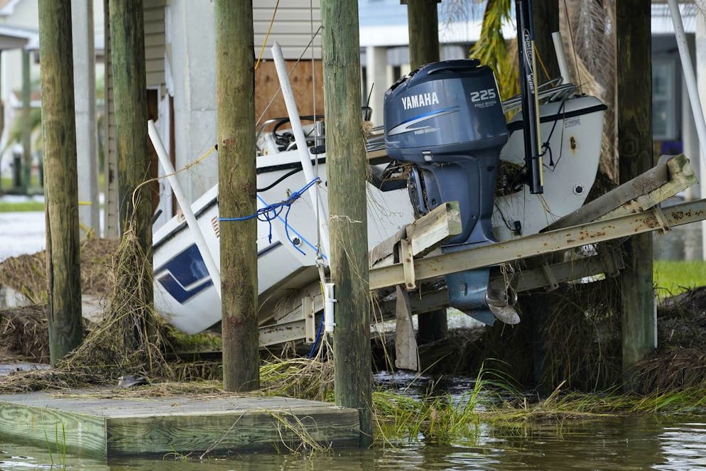 Un petit bateau est tordu sur un ascenseur depuis l'ouragan Ida le mercredi 1er septembre 2021, dans la paroisse de Plaquemines, en Louisiane. 