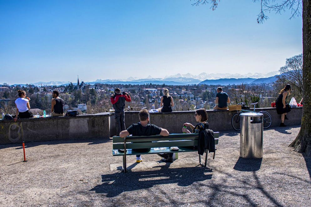 Leute geniessen die Mittagspause bei fruehlingshaften Temperaturen, auf der Kleinen Schanze, am Donnerstag 1. April 2021, in Bern. (KEYSTONE /Marcel Bieri)