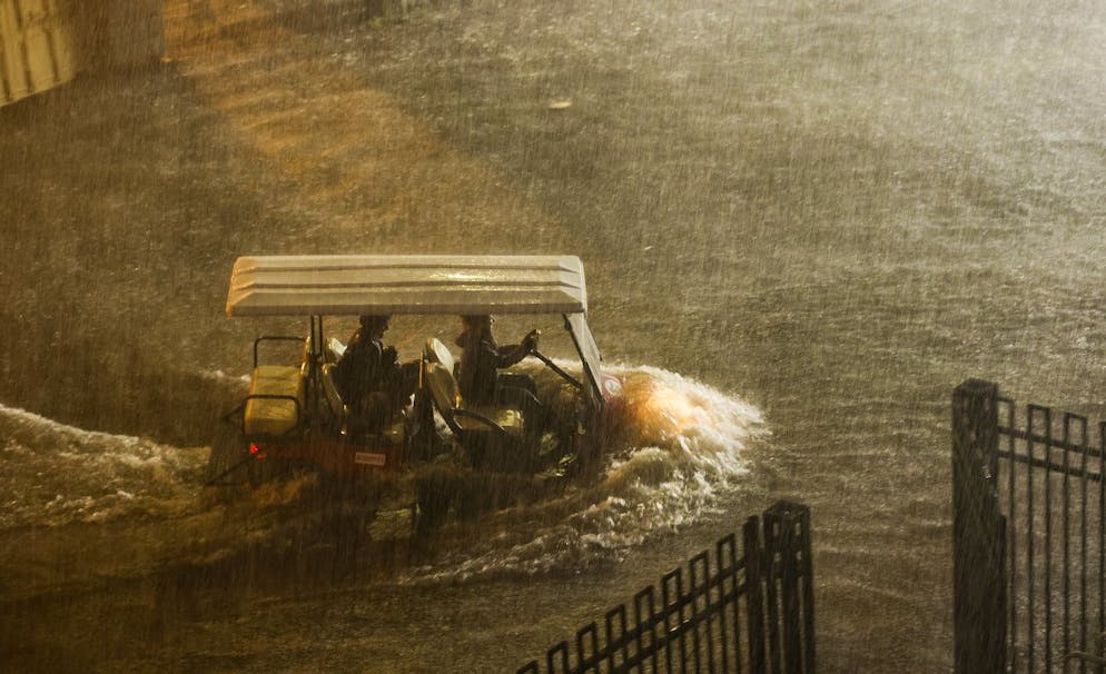 Une voiturette de golf navigue sur une route inondée au Billie Jean King National Tennis Center alors que de fortes pluies provenant des restes de l'ouragan Ida ont frappé la région de Flushing Meadows.