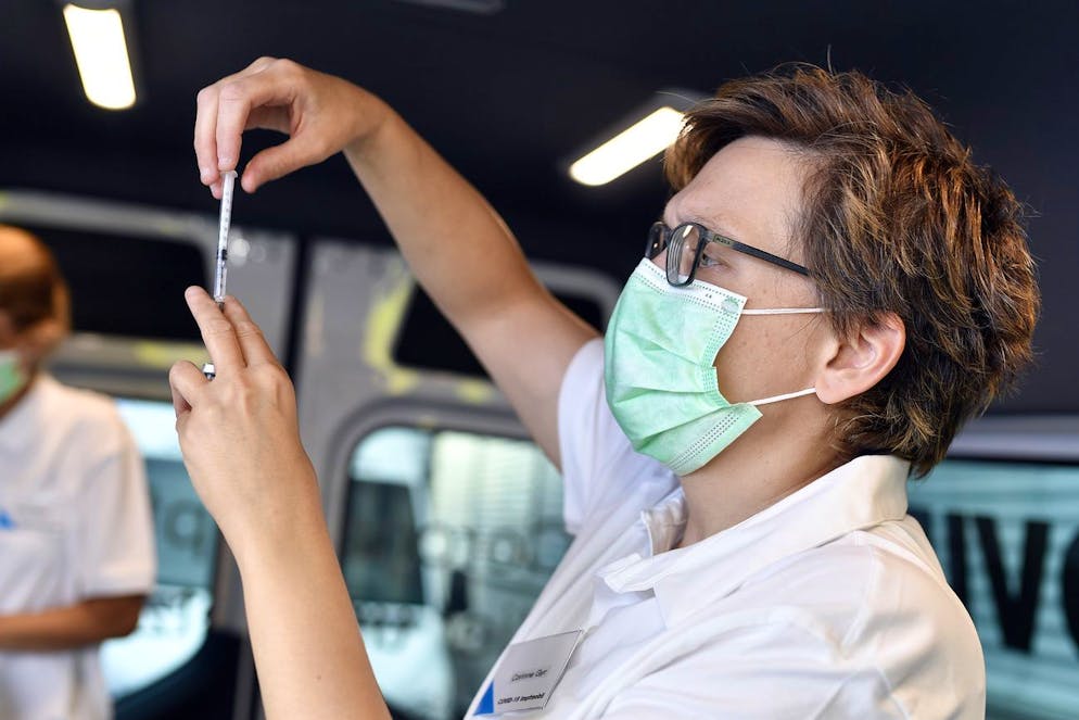 Sur quelque 9,7 millions de doses de vaccins contre le Covid-19 injectées en Suisse, 6603 ont donné lieu à une déclaration d'effets indésirables jusqu'au 1er septembre. (photo d'illustration).