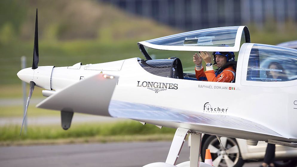 SolarStratos: premiers vols en solo pour Raphaël Domjan - Gallery. Avec ce projet, Raphaël Domjan souhaite démontrer le potentiel des technologies actuelles et promouvoir les énergies renouvelables.