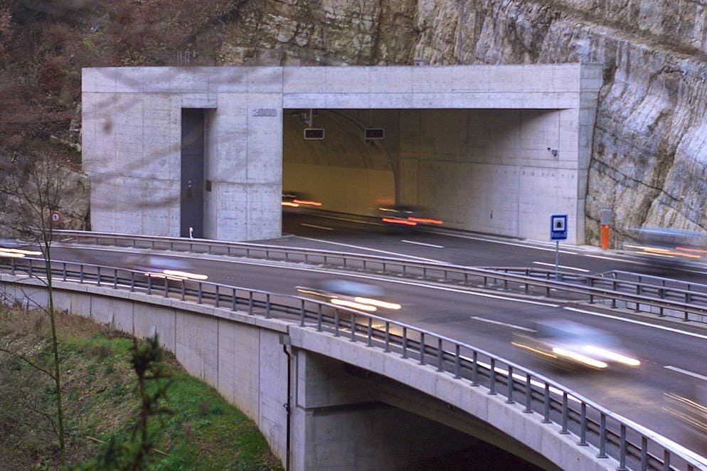 Ici l'entree nord du tunnel conduisant a Neuchatel, les premiers automobilistes ont pu emprunter ce nouveau troncon des la fin d'apres-mid lors de l'ouverture du dernier troncon entre Neuchatel et La Chaux-de-Fonds, par les Gorges du Seyon ce jeudi 16 november 2000. Le dernier noeud routier entre Neuchatel et La Chaux-de-Fonds vient de sauter. Le tunnel des Gorges du Seyon, situ a la sortie nord de Neuchatel, a ete inaugure ce jeudi matin 16 novembre 2000, en presence des autorites. (KEYSTONE/Sandro Campardo) ===ELECTRONIC IMAGE===