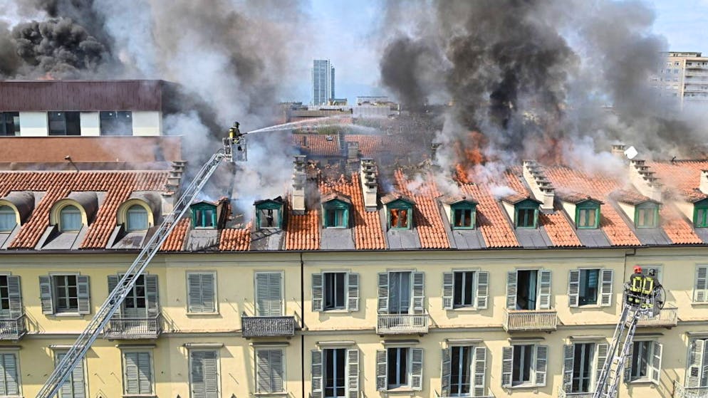 Le immagini dell'incendio scoppiato a Torino