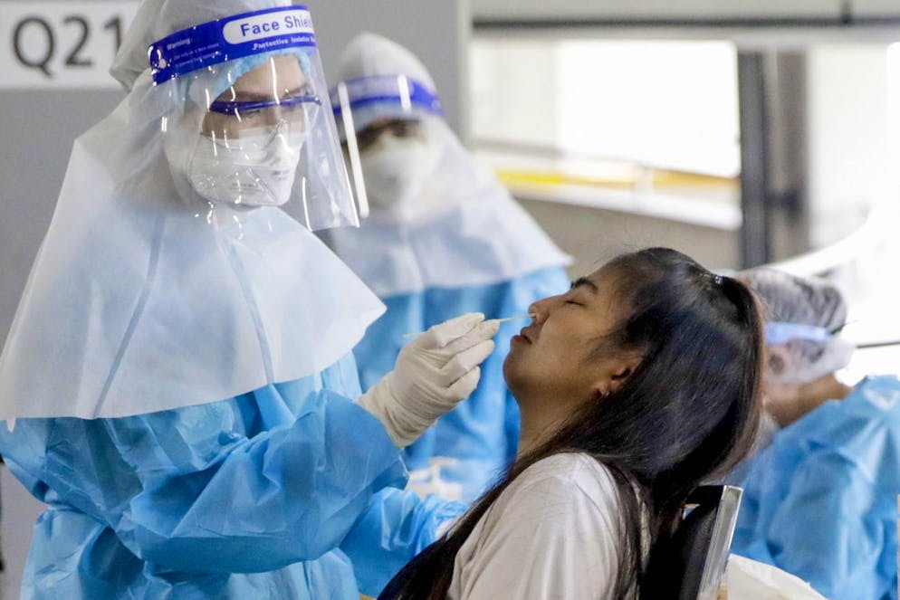 epa09440025 A shopping mall staff member (R) undergoes a COVID-19 nasal swab test during the reopening of a major shopping mall in Bangkok, Thailand, 01 September 2021. Thailand on 01 September eased COVID-19 restrictions, reopening malls and beauty parlors, as well as dine-in services, and also resuming interprovincial travel. All shopping mall staff must be fully vaccinated and have recent negative COVID-19 tests. However the night-time curfew will remain in place for the time being. The focus on the ease of restrictions aims to help the country learn to safely live with COVID, gradually reopening all businesses, helping people return to their daily routines as normal as possible. EPA/DIEGO AZUBEL