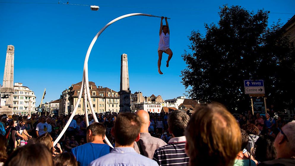 Cette année, le Printemps carougeois aura lieu en automne. "En apesanteur" est le thème de cette 57e édition du festival organisé par la Ville de Carouge (GE). Au programme, le spectacle "Horizon", de l'artiste Chloe Moglia, présenté au Festival de la Cité à Lausanne en 2017 (archives).