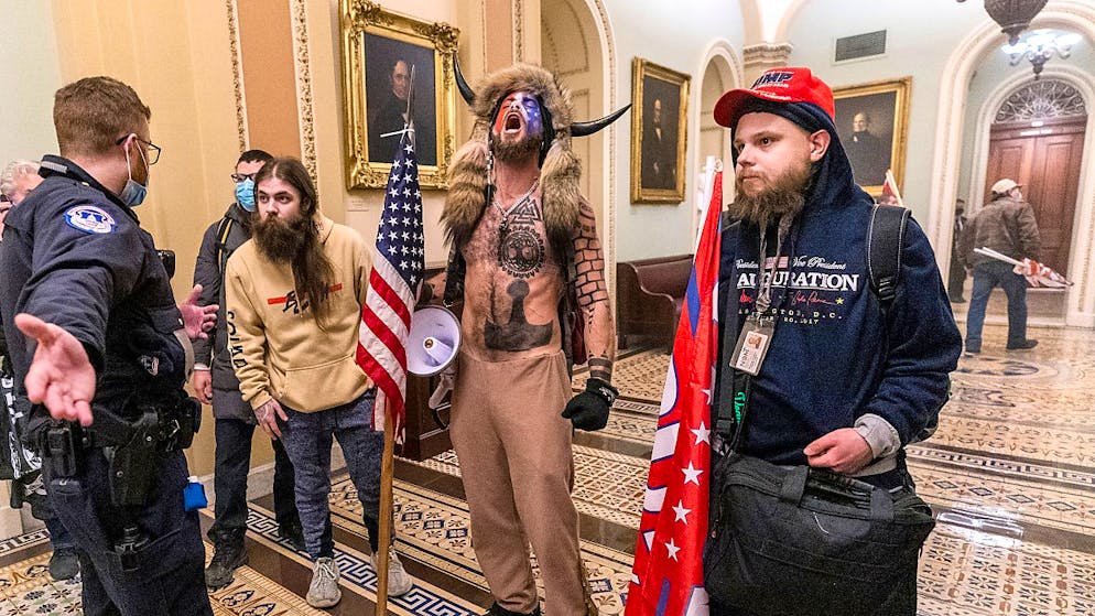 Lo "sciamano" Jacob Chansley si è dichiarato colpevole per l'assalto al congresso Usa