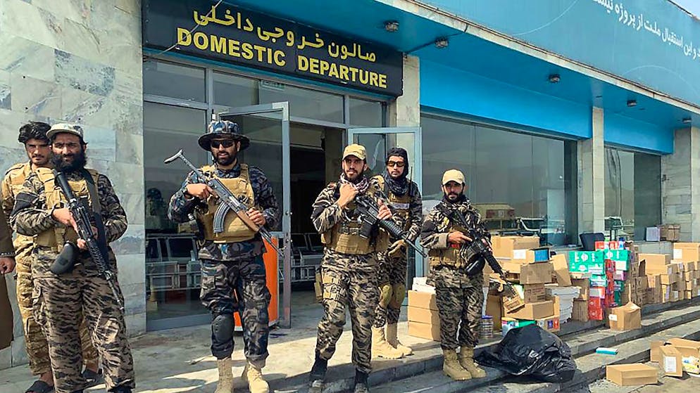 Combattenti talebani allo scalo della capitale afghana.