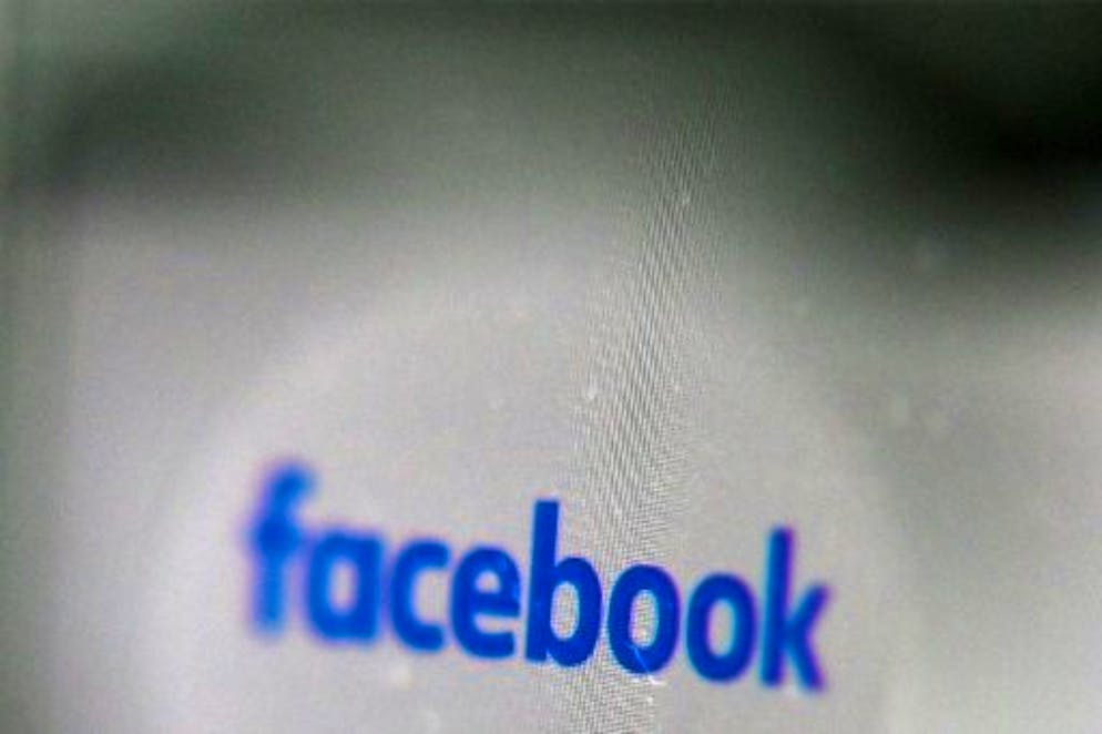 Un algorithme de recommandation de Facebook a demandé à des utilisateurs s'ils souhaitaient voir d'autres "vidéos sur les primates" sous une vidéo d'un tabloïd britannique montrant des personnes noires, a révélé le New York Times vendredi.