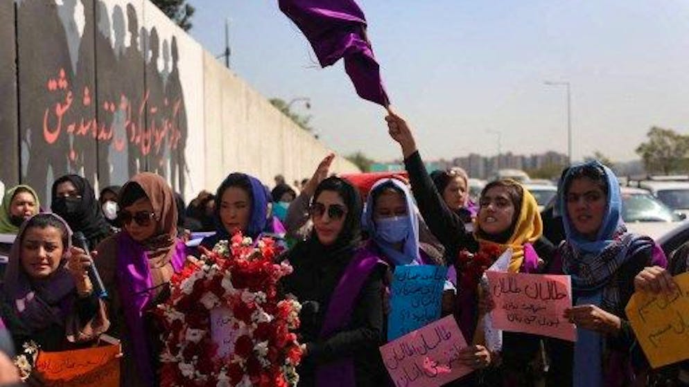 KABUL, AFGHANISTAN - SEPTEMBER 04: A group of women stage a rally calling on the Taliban to ensure equal rights in the country and allow them to be contributing members of Afghan society, in Kabul, Afghanistan on September 04, 2021. Bilal Guler / Anadolu Agency (Photo by Bilal Guler / ANADOLU AGENCY / Anadolu Agency via AFP)