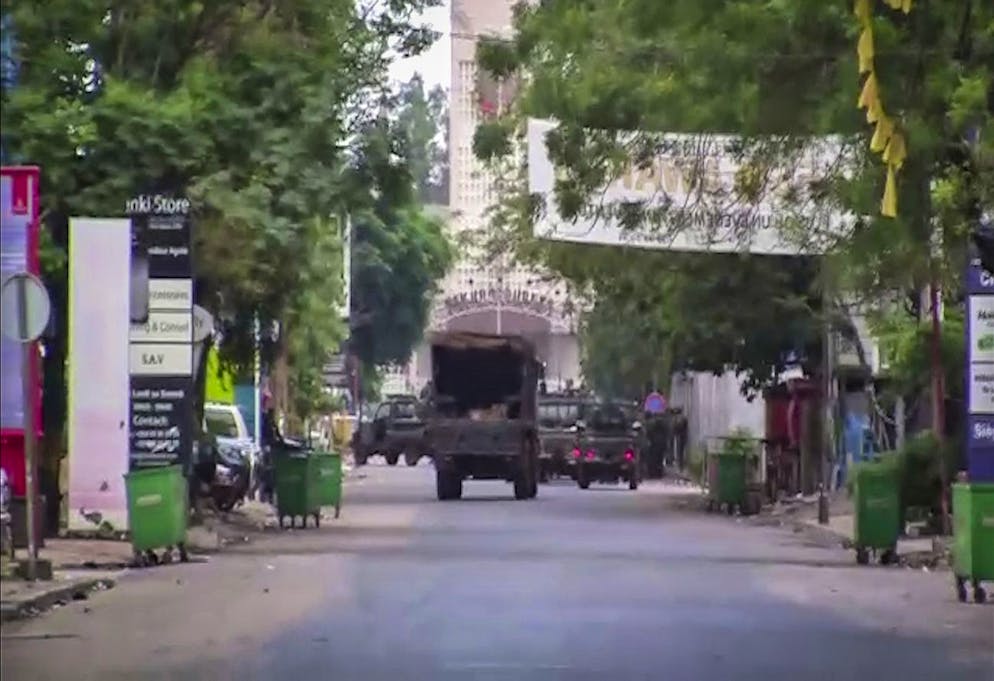 Dans cette image réalisée à partir d'une vidéo, un camion militaire est vu près du palais présidentiel dans la capitale Conakry, en Guinée, dimanche 5 septembre 2021.
