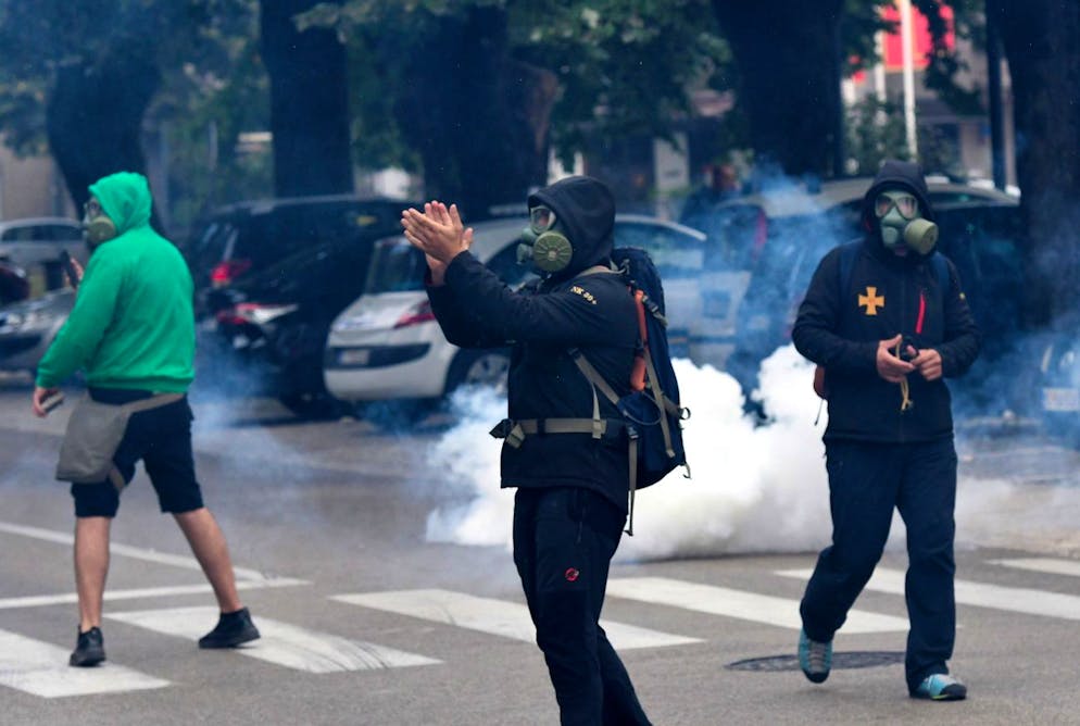 Des manifestants affrontent la police lors d'une manifestation contre l'intronisation de l'évêque orthodoxe serbe à Cetinje, au Monténégro, le 5 septembre 2021.