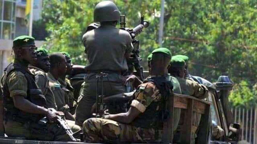 L'armée guinéenne se déploie dans les rues de Conakry, Guinée, le 5 septembre 2021.