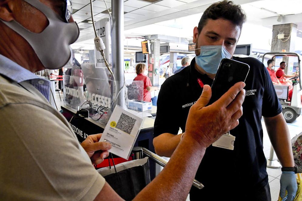 Les passeports vaccinaux Green Pass des passagers au départ de la gare centrale sont vérifiés, à Naples, dans le sud de l'Italie, le 1er septembre 2021.
