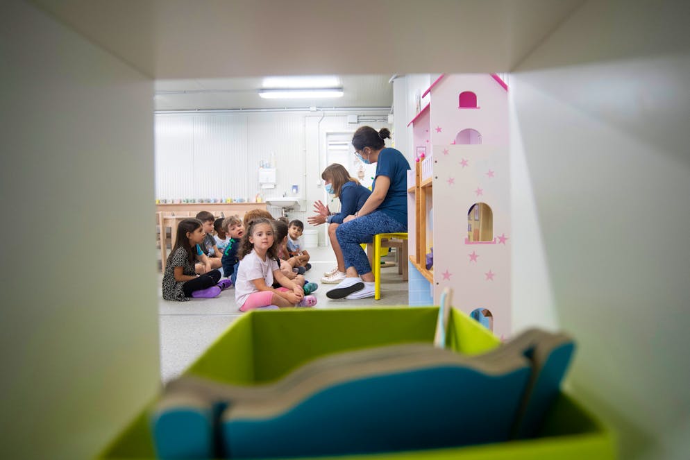 Palasio inagibile, al via l'anno scolastico nella sede alternativa. Bambini e maestre in aula