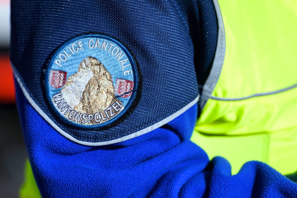 Un policier de la Police Cantonale Valaisanne photographie lors d'un controle routier lors de la presentation du renforcement des controles du trafic lourd (camion) ce lundi 16 novembre 2020 devant l'hospice du Col du Simplon. Depuis le 1er novembre 2020, la Police cantonale du canton du Valais a considerablement renforce ses controles poids lourds sur l'axe routier du Simplon afin d'y augmenter la securite routiere. (KEYSTONE/Laurent Gillieron)