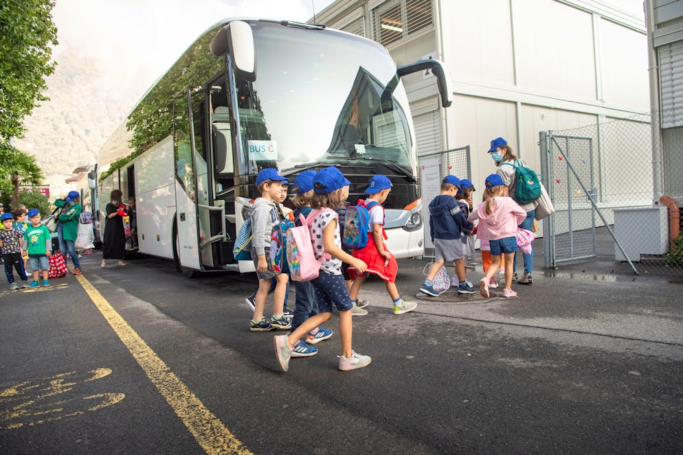 Palasio inagibile, al via l'anno scolastico nella sede alternativa. I bambini arrivanno in bus nella struttura provvisoria, a Bellinzona nord.