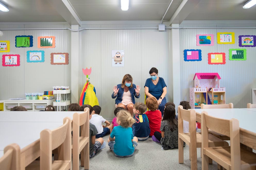 Palasio inagibile, al via l'anno scolastico nella sede alternativa. Le maestre introducono l'anno scolastico ai bambini