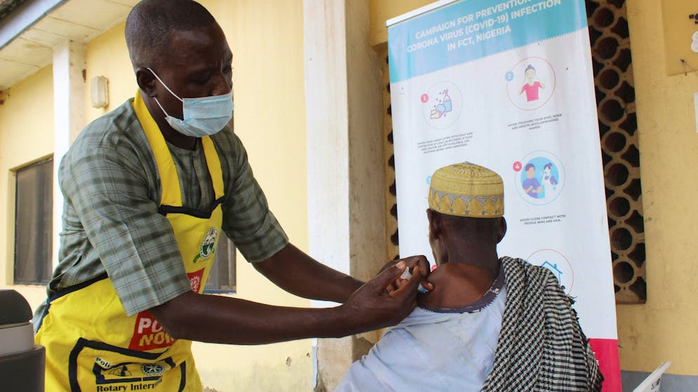 Impfungen gegen das Coronavirus, wie hier in Nigeria, sind auf dem afrikanischen Kontinent weiter Mangelware.