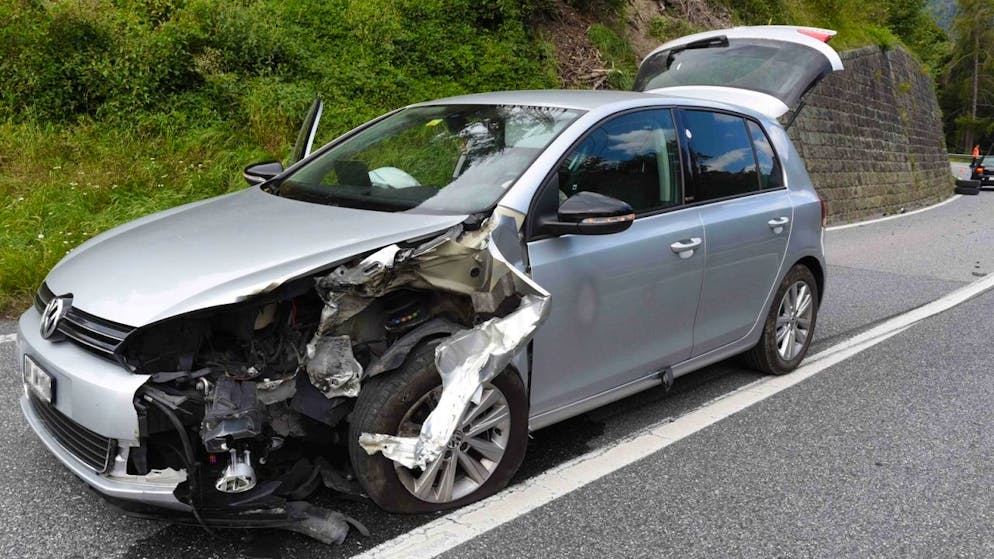 Das abgefallene Lastwagenrad riss die Front des Autos weit auf.