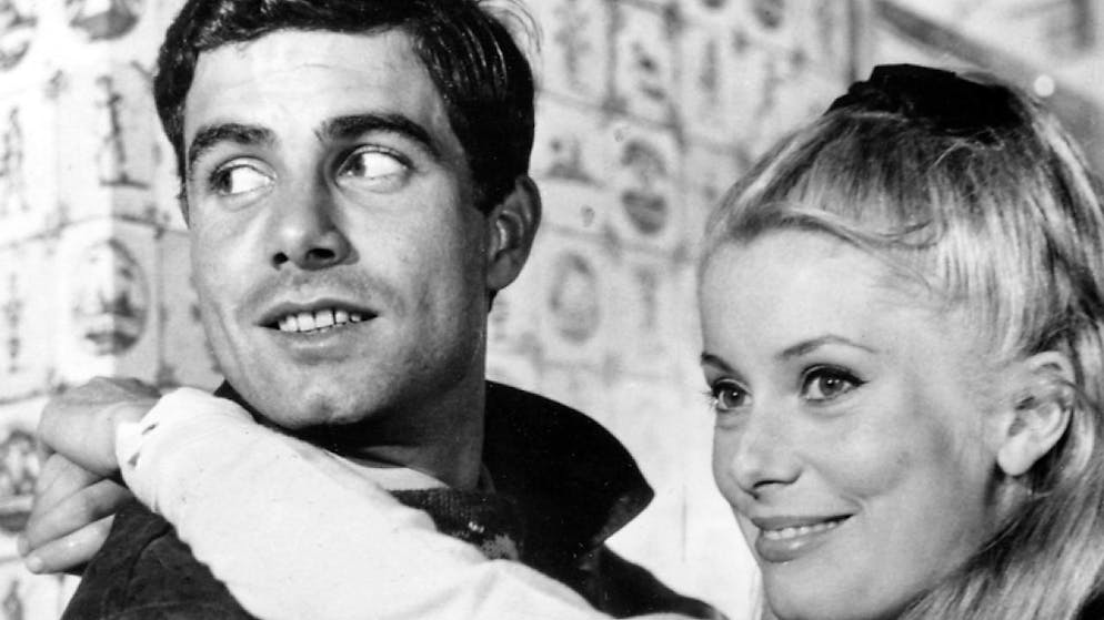 Nino Castelnuovo e Catherine Deneuve in una scena di «Parapluies de Cherbourg», diretto da Jacques Demy, miglior film Al Festival di Cannes del 1964.