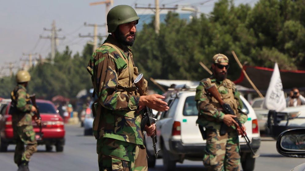 I talebani a Kabul hanno sparato per disperdere una manifestazione di protesta contro il Pakistan. Lo rivelano fonti giornalistiche sul posto. La manifestazione di una settantina di persone, in maggioranza donne, ha protestato davanti all'ambasciata pachistana.