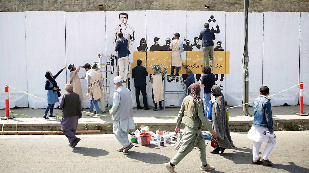 Un murales con le immagini di giornalisti uccisi realizzato nel 2018 a Kabul dal collettivo ArtLords in collaborazione con Amnesty International (foto d'archivio)