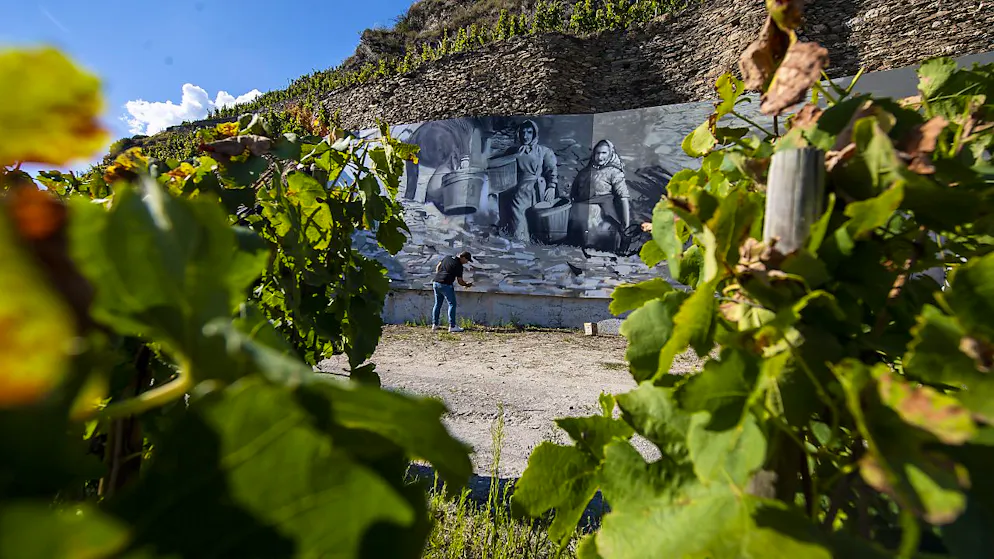 Art urbain et résidence d'artistes au coeur du vignoble valaisan - Gallery. La fresque, érigée au milieu des vignes et vernie mardi, marque l'ouverture de la résidence artistique Mont d'Or.