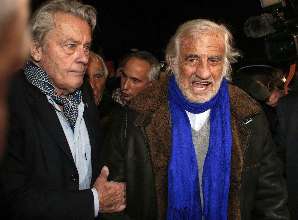 Dans cette photo d'archive du 17 novembre 2017, les acteurs français Alain Delon, à gauche, et Jean-Paul Belmondo arrivent pour l'inauguration d'une grande roue géante, à Paris. 