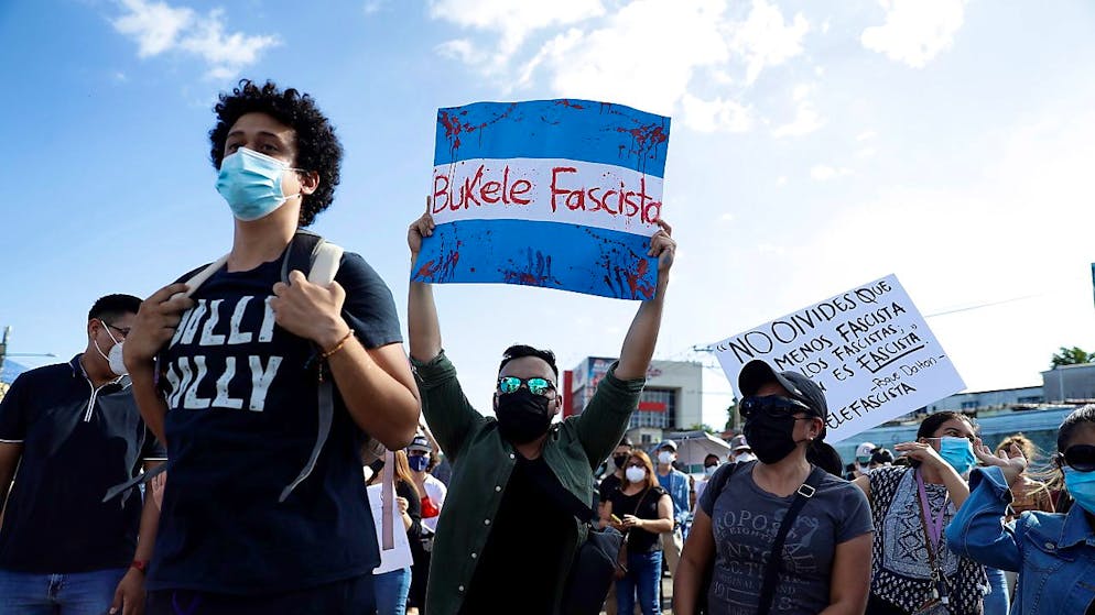 L'introduzione del bitcoin ha provocato anche molte proteste.