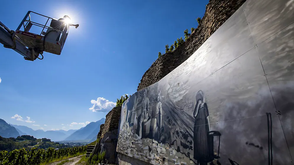 Art urbain et résidence d'artistes au coeur du vignoble valaisan - Gallery. L'artiste de street art s'est inspiré d'images du début des années 1900 issues des archives du domaine du Mont d'Or, vignoble sédunois constitué de 220 terrasses retenues par d'authentiques murs en pierres sèches