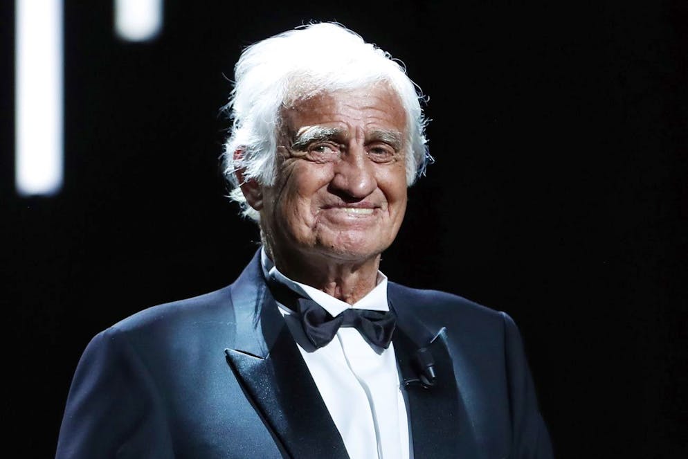 L'acteur français Jean-Paul Belmondo est accueilli lors d'un hommage spécial lors de la 42e cérémonie annuelle de remise des prix Cesar tenue à la salle de concert Salle Pleyel à Paris, France, 24 février 2017