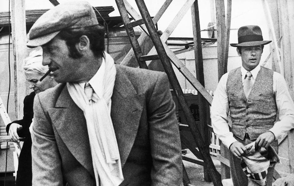 Dans cette photo d'archive de 1969, les acteurs français Jean-Paul Belmondo. à gauche, et Alain Delon sont vus lors du tournage d'un film de Jacques Deray, 