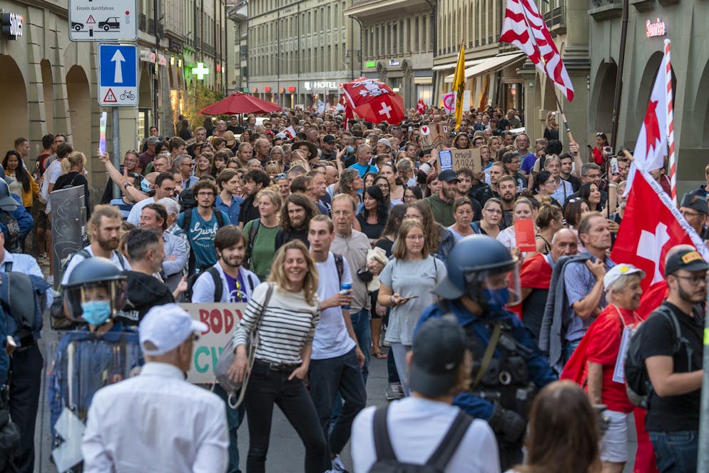 Demonstration gegen die Ausweitung des Covid-Zertifikates, am Mittwoch, 8. September 2021, in Bern. In Bern demonstrieren Hunderte Menschen gegen die Ausweitung der Zertifikatspflicht. Sie werfen dem Bundesrat vor, den Impfzwang durch die Hintertür einzufuehren. (KEYSTONE/Marcel Bieri)