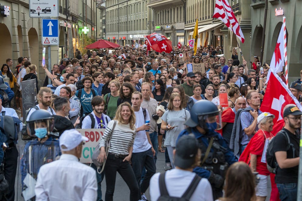 Un migliaio di persone in strada contro l'estensione del pass Covid. Partecipanti alla manifestazione spontanea contro l'estensione del pass Covid sfilano lungo le strade di Berna.