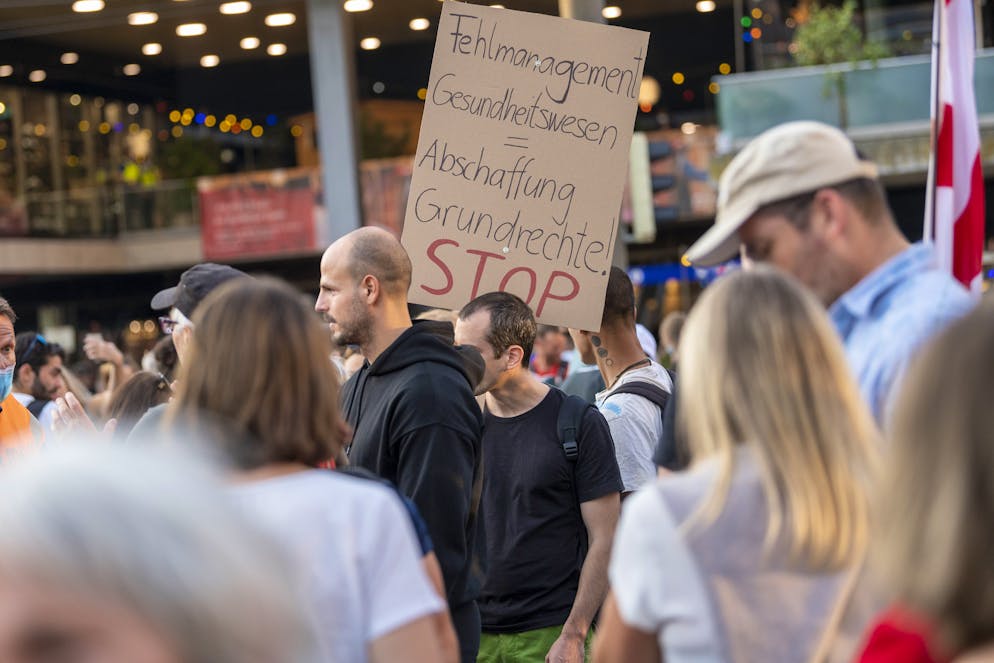 Demonstration gegen die Ausweitung des Covid-Zertifikates, am Mittwoch, 8. September 2021, in Bern. In Bern demonstrieren Hunderte Menschen gegen die Ausweitung der Zertifikatspflicht. Sie werfen dem Bundesrat vor, den Impfzwang durch die Hintertuer einzufuehren. (KEYSTONE/Marcel Bieri)