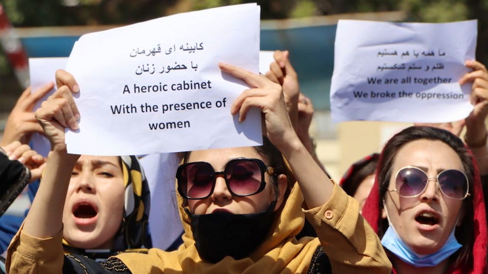 Il nuovo governo include tutti membri dei talebani o loro alleati e nessuna donna. Nella foto alcune donne manifestano a Kabul.