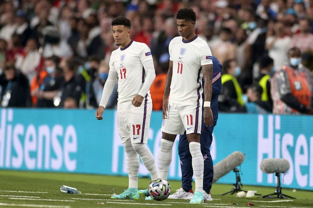 Jadon Sancho (à gauche), Marcus Rashford (à droite) et Bukayo Saka, tenus responsables par certains supporters de la défaite de l'Angleterre contre l'Italie lors de la finale de l'Euro 2020, avaient ensuite été victimes d'injures racistes.