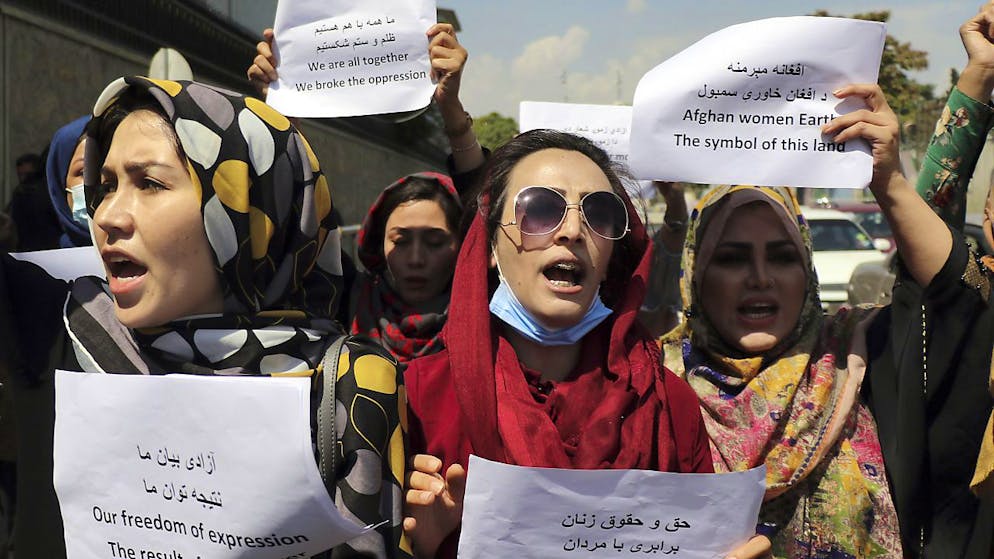 I talebani hanno deciso che le donne afghane non potranno più giocare a cricket né a nessun altro sport che "esponga i loro corpi" o le mostrino ai media.